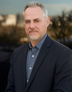 Alex Straus headshot